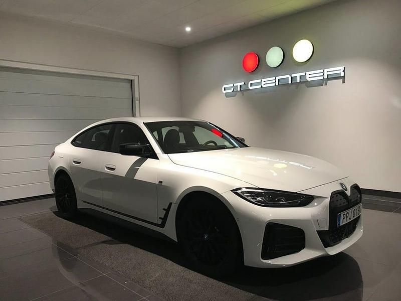 Vit Begagnad 2023 BMW i4 M Sport Sedan | 489 900 kr (Marknadspris) - Bild 1/4