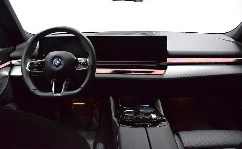 Begagnad BMW i5 M Sport 250 kW (340 HK) 2024 M brooklyn grey metallic Sedan