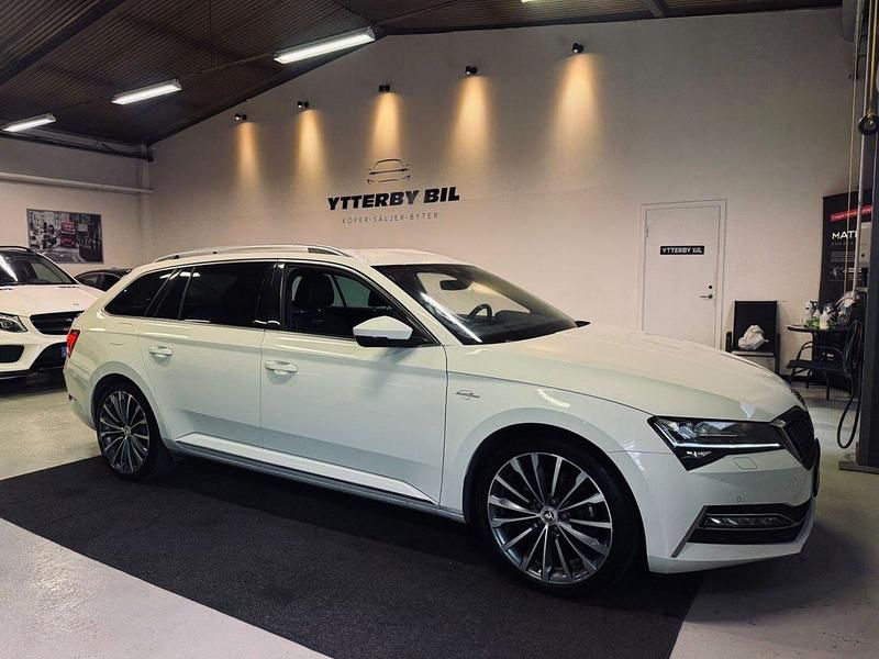 Vit Begagnad 2020 Skoda Superb LAURIN & KLEMENT Kombi | 239 900 kr (Marknadspris) - Bild 1/4