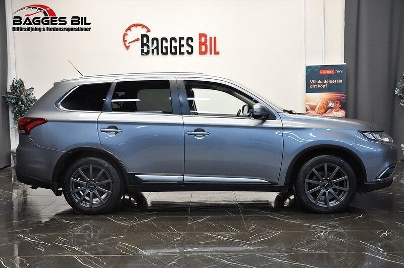 Grå Begagnad 2016 Mitsubishi Outlander SUV | 129 900 kr (Bra pris) - Bild 1/4