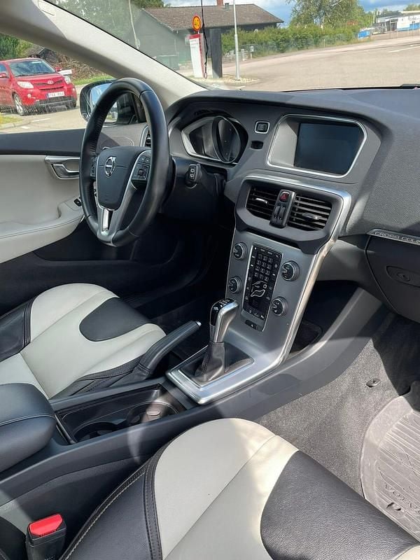 Begagnad Volvo V40 CC Summum 150 HK (110 kW) 2018 Metallic Kombi