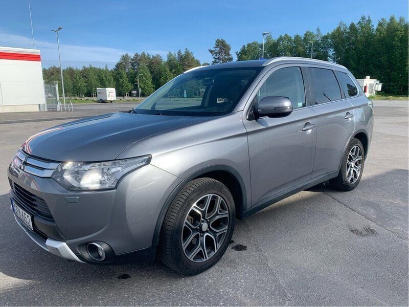 Grå Begagnad 2014 Mitsubishi Outlander SUV | 115 000 kr (Marknadspris) - Bild 1/4