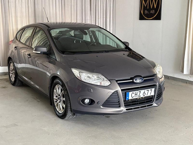 Brun Begagnad 2014 Ford Focus Halvkombi | 59 900 kr (Marknadspris) - Bild 1/4