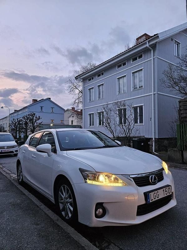 Begagnad 2011 Lexus CT200h Halvkombi | 119 000 kr (Marknadspris) - Bild 1/3