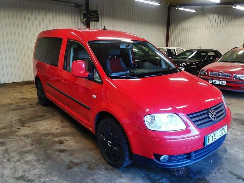 Röd Begagnad 2009 VW Caddy Maxi Minibuss | 73 000 kr (Lite dyr) - Bild 1/4