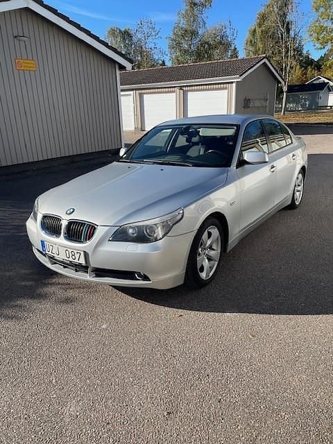 Grå Begagnad 2004 BMW 520 Sedan | 47 000 kr (Marknadspris) - Bild 1/4