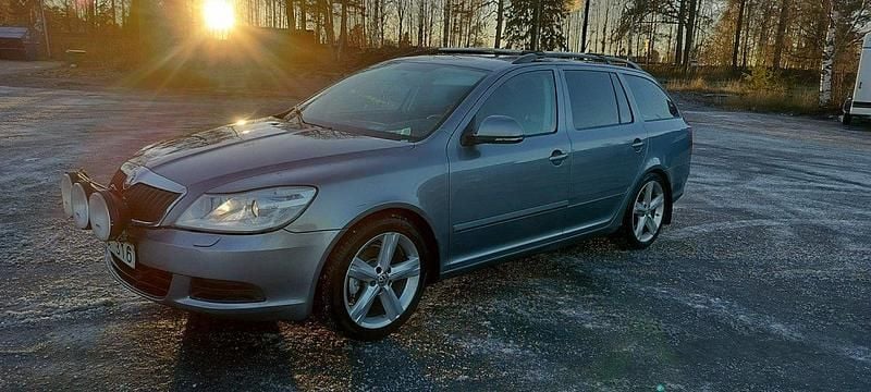 Grå Begagnad 2012 Skoda Octavia Ambiente Kombi | 29 500 kr - Bild 1/4
