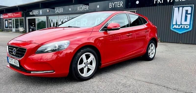 Röd Begagnad 2015 Volvo V40 Momentum Kombi | 109 900 kr (Bra pris) - Bild 1/4