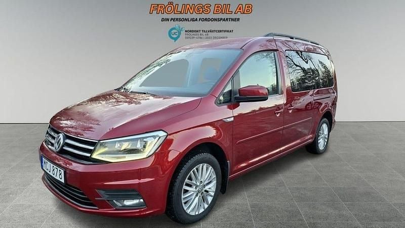 Rödmetallic Begagnad 2016 VW Caddy Maxi Life Life Minibuss | 149 900 kr (Bra pris) - Bild 1/4