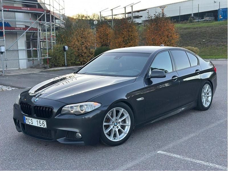 Grå Begagnad 2012 BMW 530 M Sport Sedan | 139 000 kr (Marknadspris) - Bild 1/4