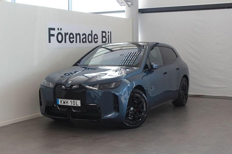 Blå Ny 2025 BMW iX Comfort Edition SUV | 1 022 400 kr (Bra pris) - Bild 1/4