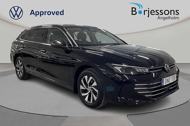 Svart Begagnad 2024 VW Passat Business Kombi | 324 000 kr (Marknadspris) - Bild 1/4