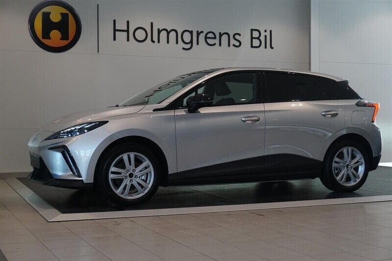 Begagnad MG MG4 EV Luxury 150 kW (204 HK) 2023 Grå/silver Halvkombi