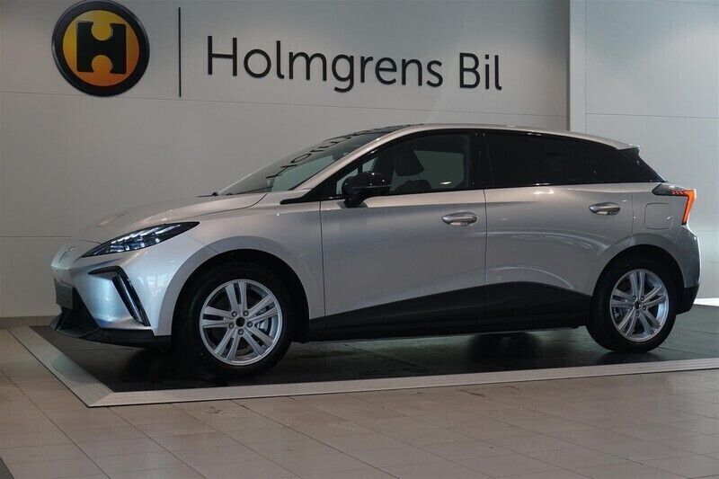 Grå/silver Begagnad 2023 MG MG4 EV Luxury Halvkombi | 306 650 kr (Bra pris) - Bild 1/4