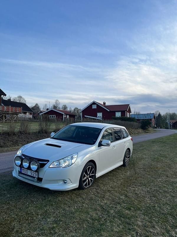 Begagnad 2010 Subaru Legacy Kombi | 27 000 kr (Marknadspris) - Bild 1/4
