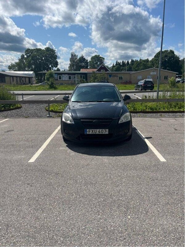 Svart Begagnad 2008 Kia Ceed 4 Halvkombi | 7 000 kr - Bild 1/4