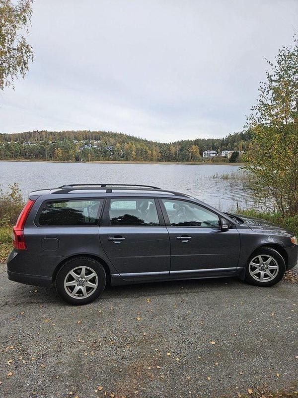 Grå Begagnad 2009 Volvo V70 Momentum Kombi | 35 000 kr (Bra pris) - Bild 1/4