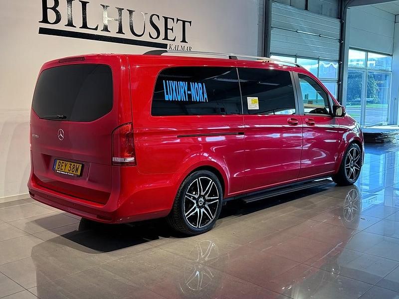 Begagnad Mercedes V220 163 HK (119 kW) 2022 Röd Minibuss