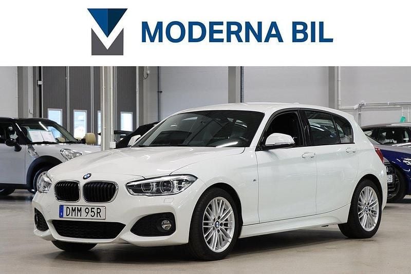 Vit Begagnad 2019 BMW 120 M Sport Halvkombi | 239 400 kr (Marknadspris) - Bild 1/4
