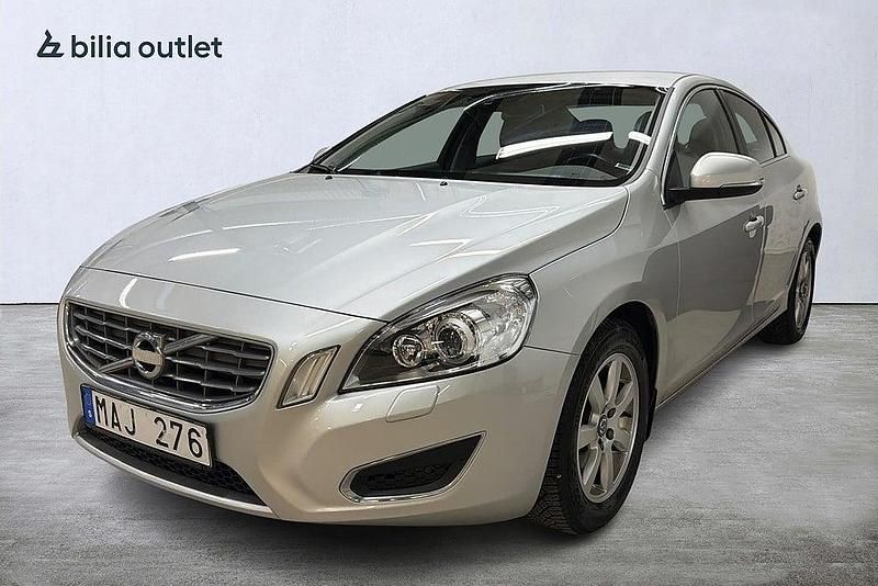 Grå Begagnad 2011 Volvo S60 Momentum Sedan | 124 900 kr (Lite dyr) - Bild 1/3