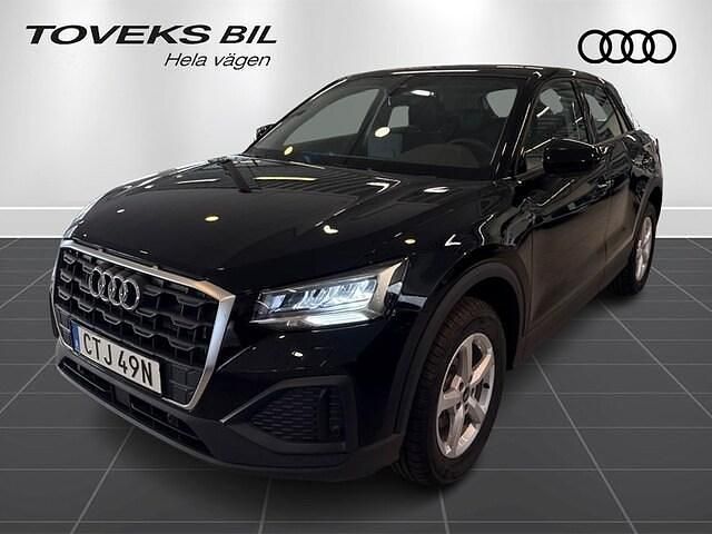 Svart (brilliantsvart) Begagnad 2025 Audi Q2 Proline SUV | 299 900 kr (Marknadspris) - Bild 1/4