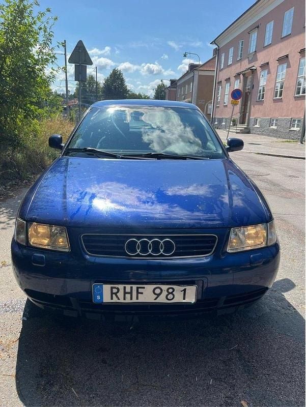 Blå Begagnad 2000 Audi A3 Attraction Halvkombi | 16 000 kr (Lite dyr) - Bild 1/4