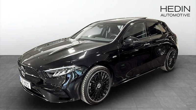 Svart Begagnad 2025 Mercedes A250 Advanced Halvkombi | 429 000 kr (Lite dyr) - Bild 1/4