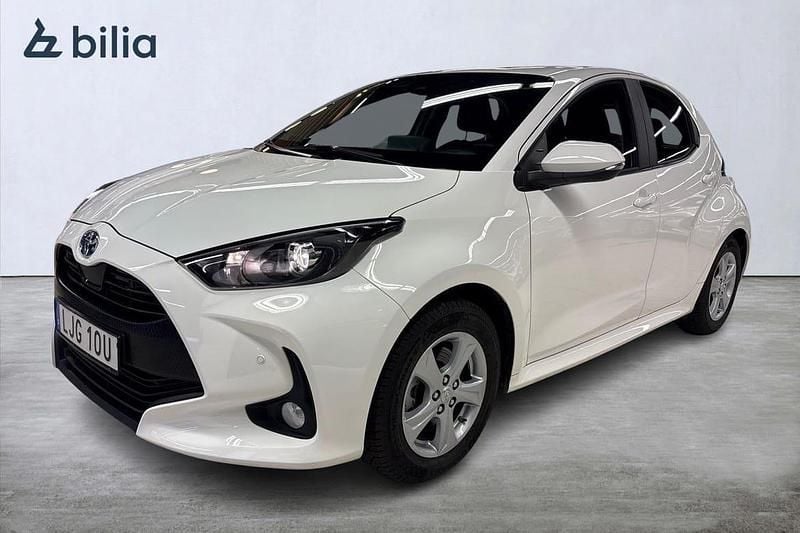 Vit Begagnad 2022 Toyota Yaris Hybrid Active Halvkombi | 229 900 kr (Marknadspris) - Bild 1/3