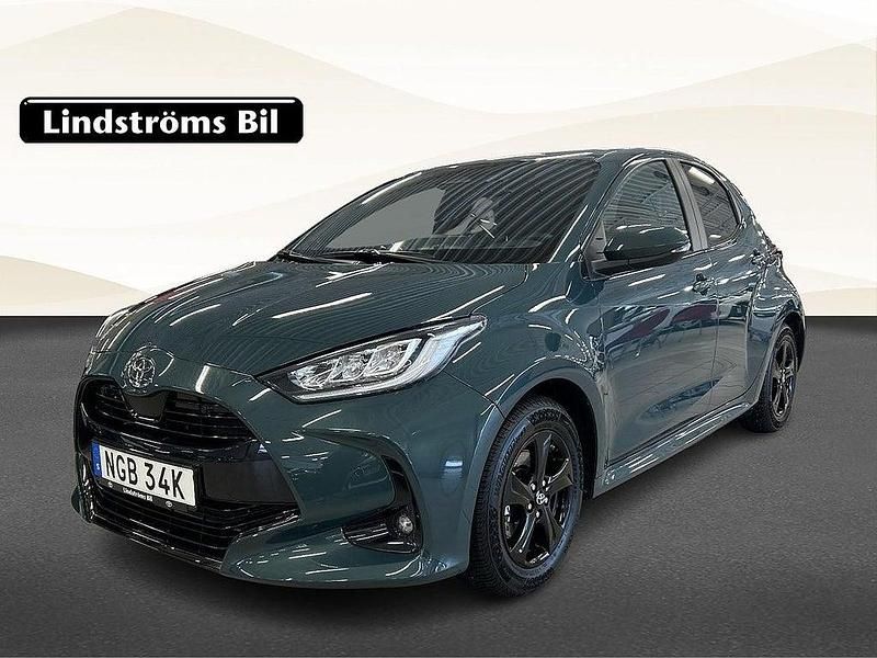 Grön Begagnad 2025 Toyota Yaris Hybrid Style Halvkombi | 309 900 kr (Dyr) - Bild 1/3