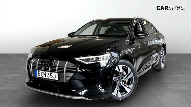 Svart (black) Begagnad 2022 Audi e-tron Proline SUV | 379 900 kr (Marknadspris) - Bild 1/4
