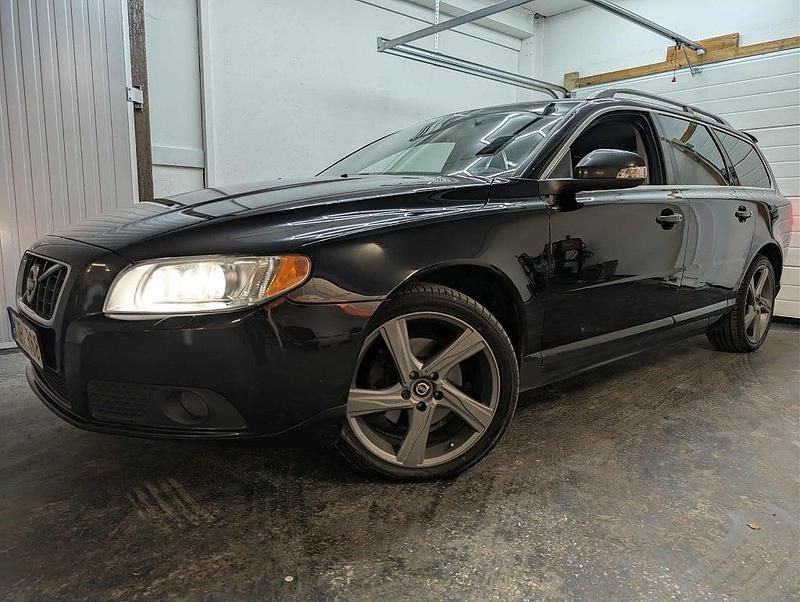Svart Begagnad 2010 Volvo V70 Summum Kombi | 64 900 kr (Marknadspris) - Bild 1/4