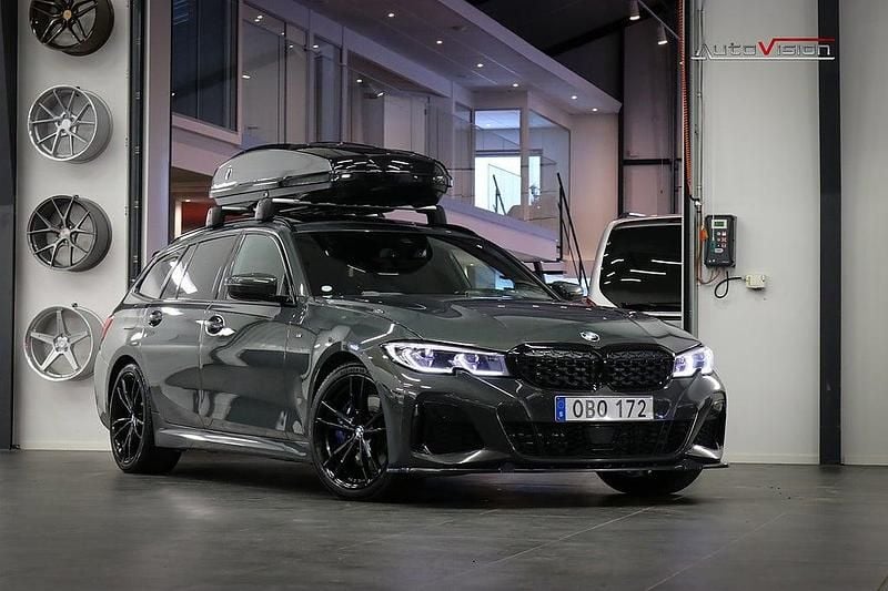 Grå Begagnad 2021 BMW M340 M Sport Sedan | 557 800 kr (Marknadspris) - Bild 1/4