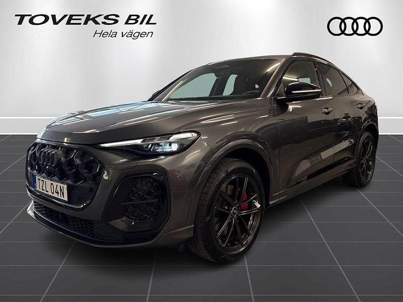 Grå (daytonagrå pärleffekt) Ny 2025 Audi Q5 Sportback Sport SUV | 789 000 kr - Bild 1/4