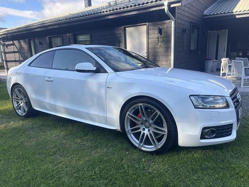 Vit Begagnad 2010 Audi A5 S-Line Sportkupé | 128 000 kr (Lite dyr) - Bild 1/4
