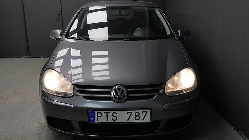 Begagnad VW Golf V Trendline 140 HK (102 kW) 2007 Grå Halvkombi