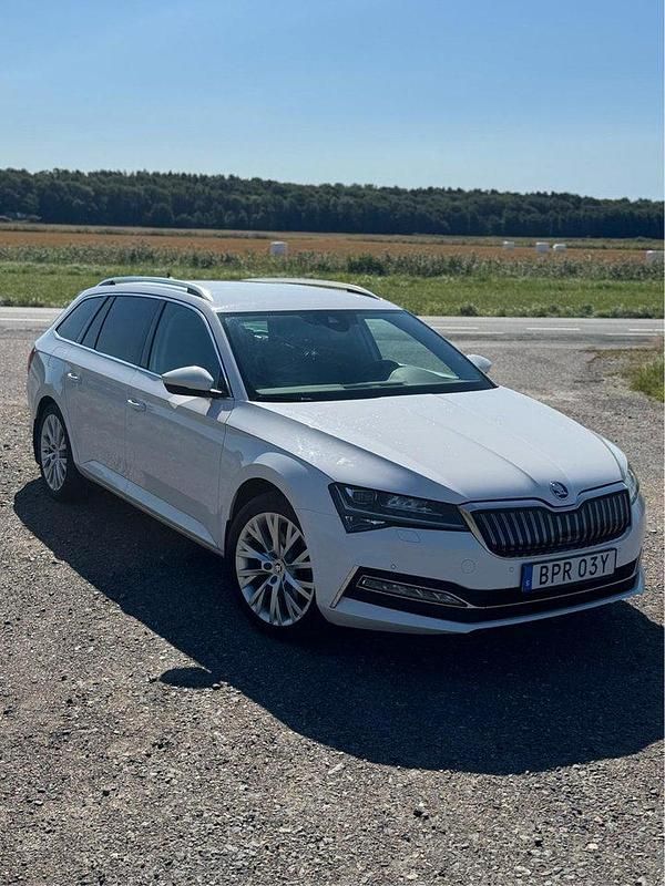 Vit Begagnad 2021 Skoda Superb Business Line Kombi | 256 000 kr (Marknadspris) - Bild 1/4