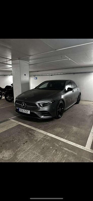 Grå Begagnad 2020 Mercedes A250 AMG Halvkombi | 295 000 kr (Bra pris) - Bild 1/4