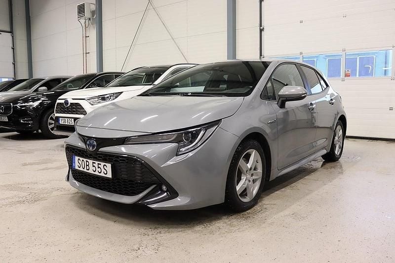 Grå Begagnad 2020 Toyota Corolla Hybrid Style Halvkombi | 194 800 kr (Marknadspris) - Bild 1/4