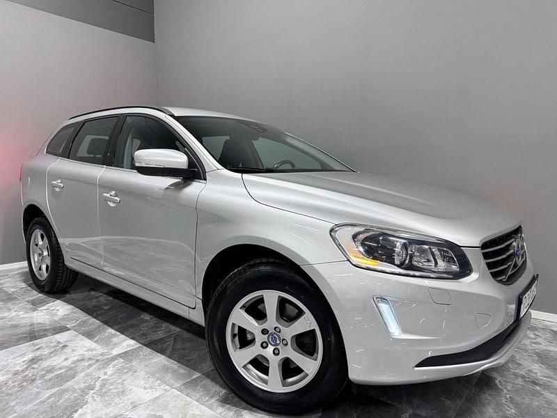 Silver Begagnad 2013 Volvo XC60 SUV | 124 900 kr (Marknadspris) - Bild 1/4