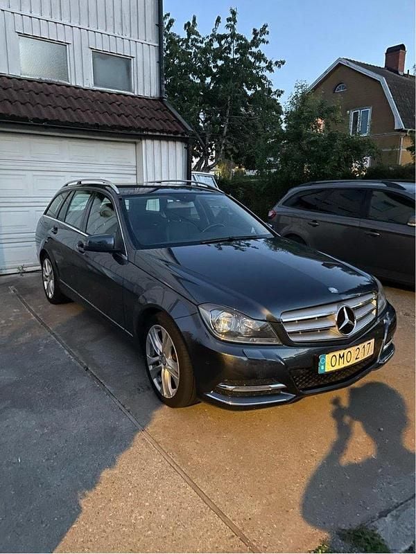 Grå Begagnad 2013 Mercedes B200 Minibuss | 100 000 kr (Superpris) - Bild 1/3