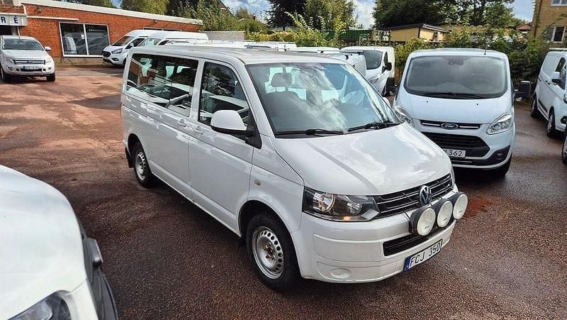 Vit Begagnad 2010 VW Caravelle Comfortline Minibuss | 129 000 kr - Bild 1/4