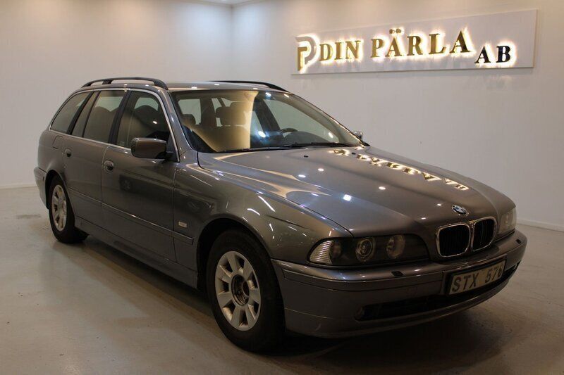 Grå Begagnad 2002 BMW 520 Kombi | 39 900 kr - Bild 1/4