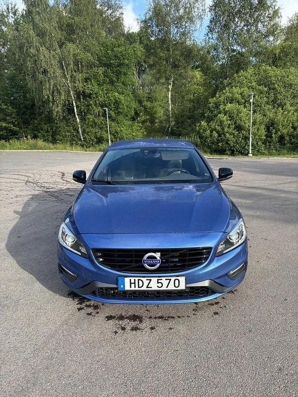 Blå Begagnad 2017 Volvo S60 R-Design Sedan | 196 000 kr (Marknadspris) - Bild 1/4