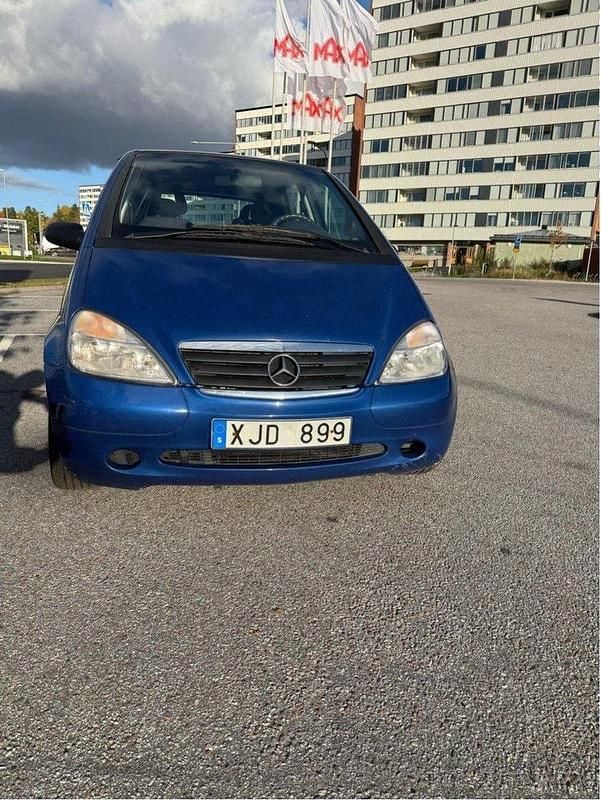 Blå Begagnad 2001 Mercedes A140 Halvkombi | 22 000 kr (Marknadspris) - Bild 1/4