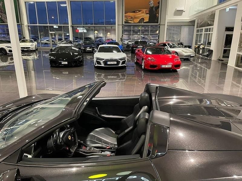 Begagnad Ferrari 458 570 HK (419 kW) 2013 Svart Cab