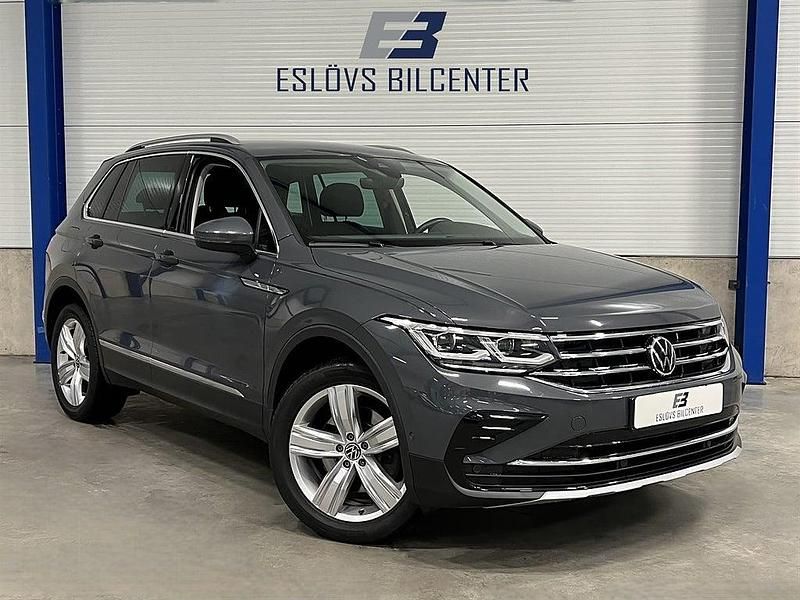 Grå Begagnad 2022 VW Tiguan Elegance SUV | 339 990 kr (Marknadspris) - Bild 1/4