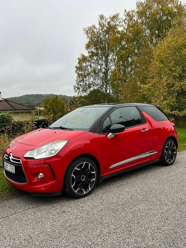 Röd med svart tak Begagnad 2011 Citroën DS3 | 42 000 kr (Marknadspris) - Bild 1/4