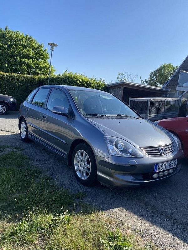 Grå Begagnad 2005 Honda Civic Halvkombi | 30 000 kr (Lite dyr) - Bild 1/4