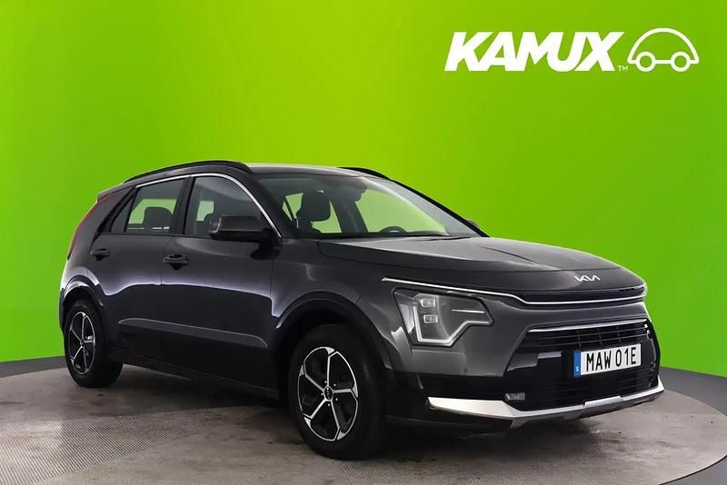 Silver/grå Begagnad 2023 Kia Niro SUV | 294 800 kr (Marknadspris) - Bild 1/4
