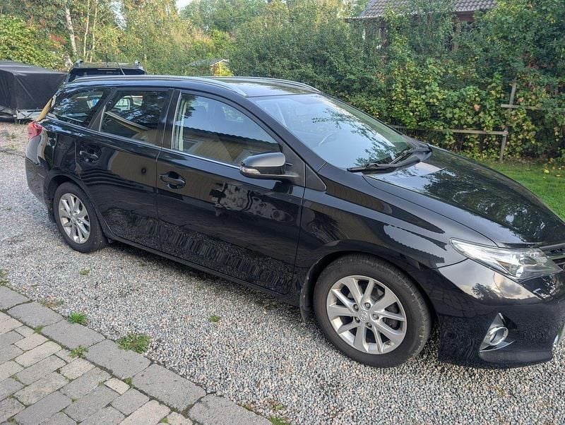 Svart Begagnad 2014 Toyota Auris Touring Sports Active Kombi | 85 000 kr (Marknadspris) - Bild 1/4